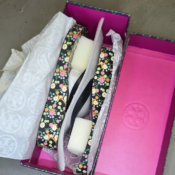 Tory Burch Classic Wedge Flip Flop w/ BOX Black Sandals with Floral Size 7 - Picture 7 of 10